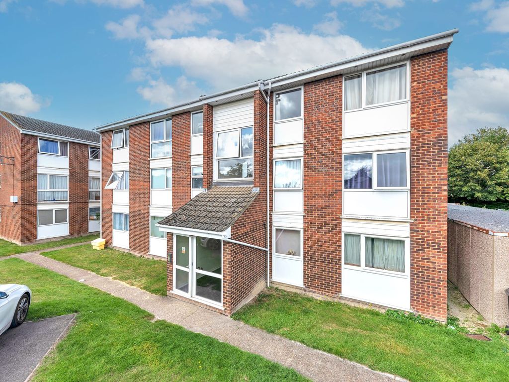 2 bed flat for sale in Thackeray Close, Royston SG8, £175,000