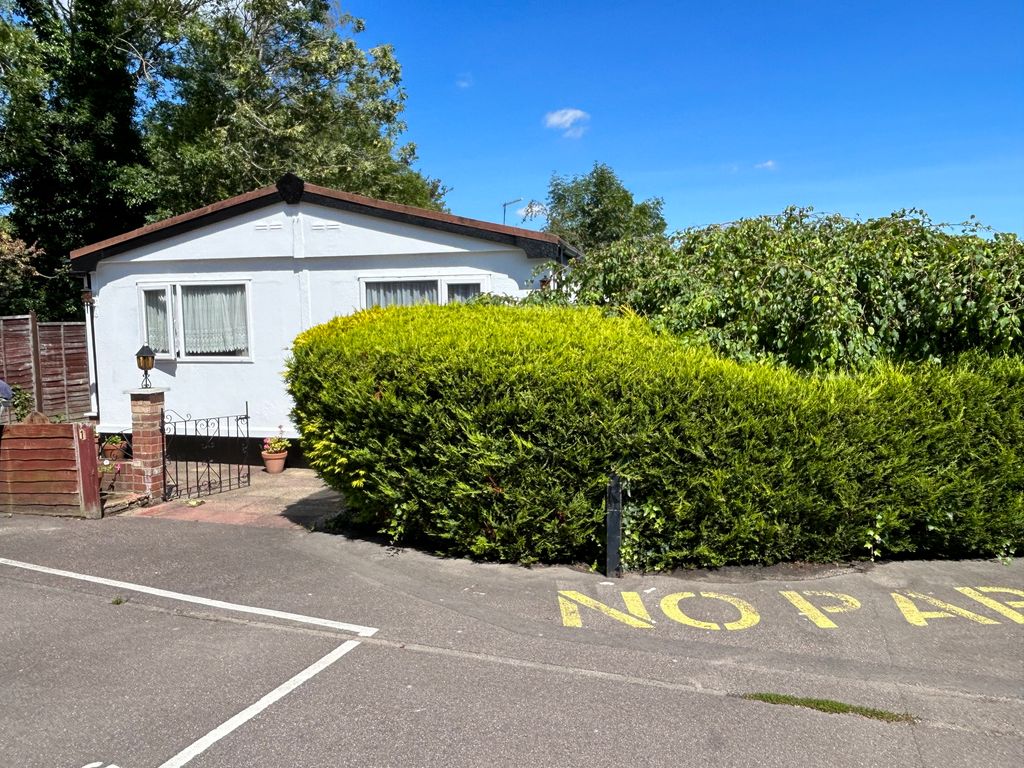 2 bed mobile/park home for sale in The Elms, Lippitts Hill, Loughton IG10, £195,000