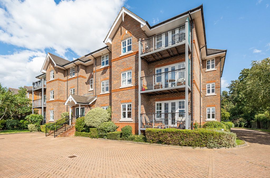 2 bed flat for sale in Ray Park Avenue, Maidenhead, Berkshire SL6, £315,000