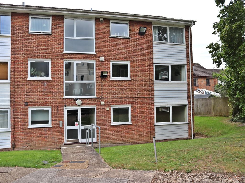2 bed flat for sale in Cedar Court, St.Albans AL4, £275,000