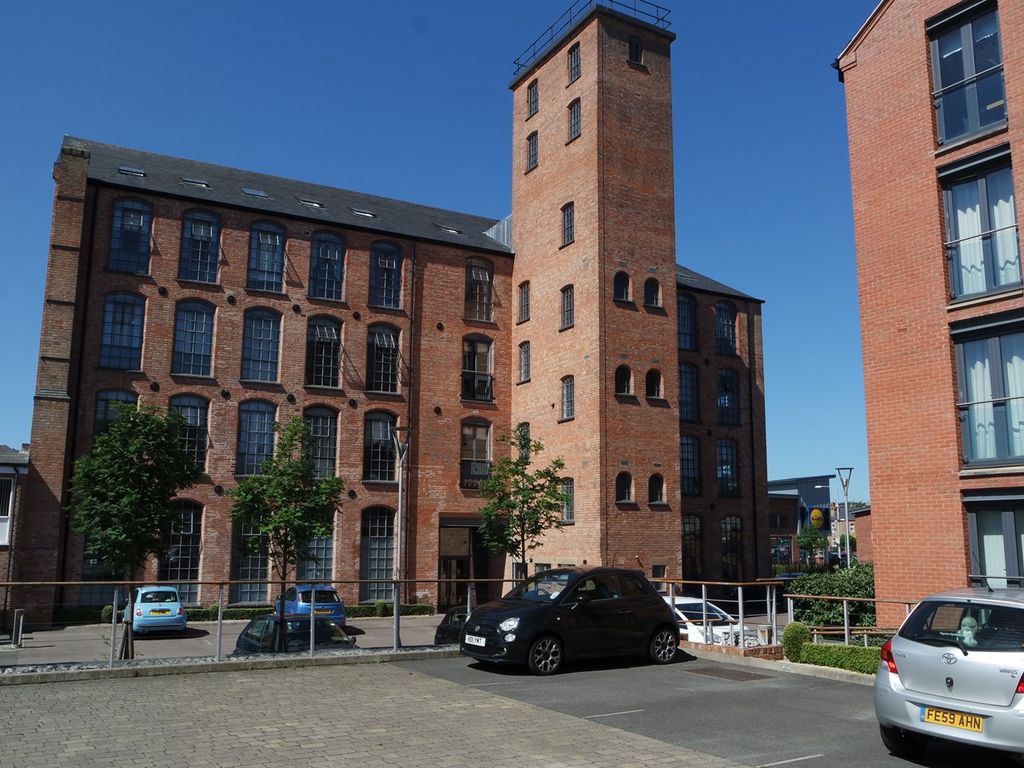 2 bed flat for sale in Wollaton Road, Beeston NG9, £215,000