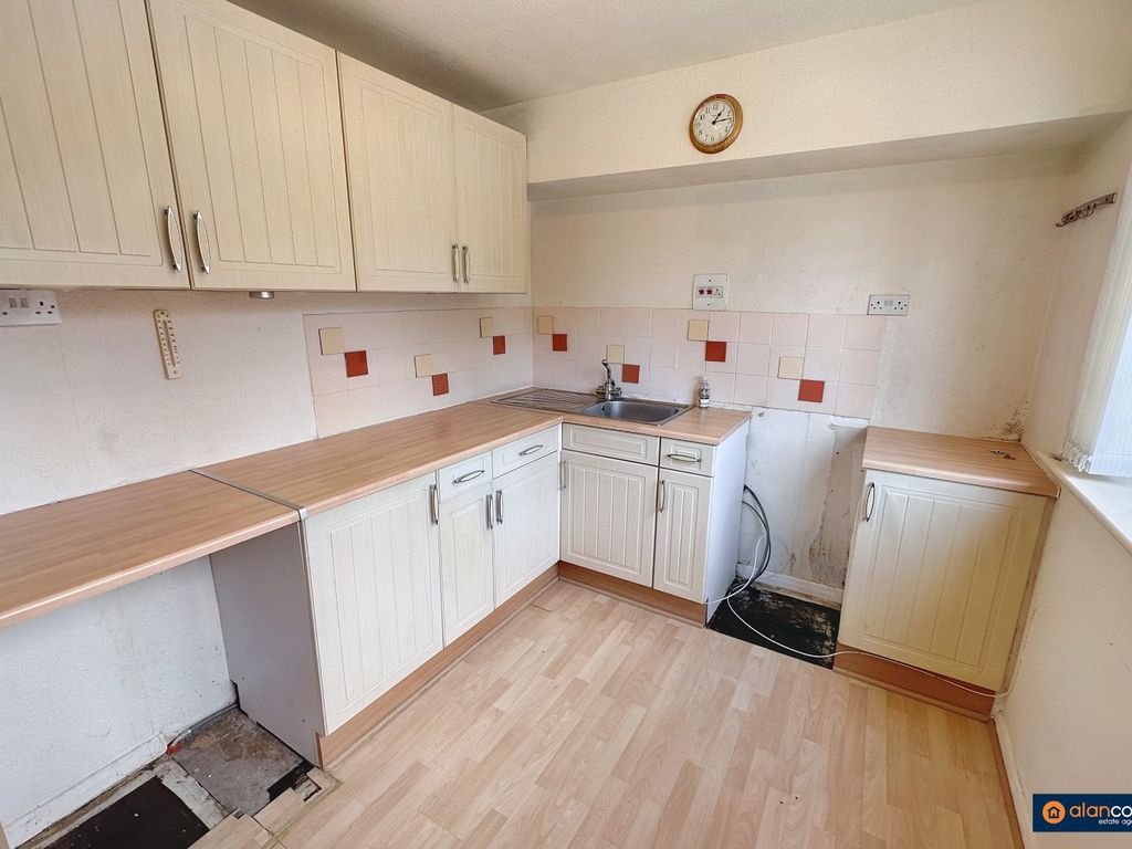 2 bed flat for sale in Stoneleigh Court, Coton Road, Nuneaton CV11, £90,000