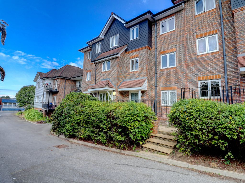 2 bed flat for sale in Freer Crescent, High Wycombe HP13, £230,000