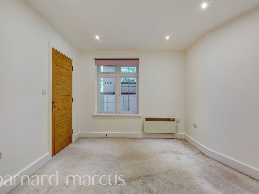 1 bed flat for sale in Station Parade, Brighton Road, Sutton SM2, £240,000