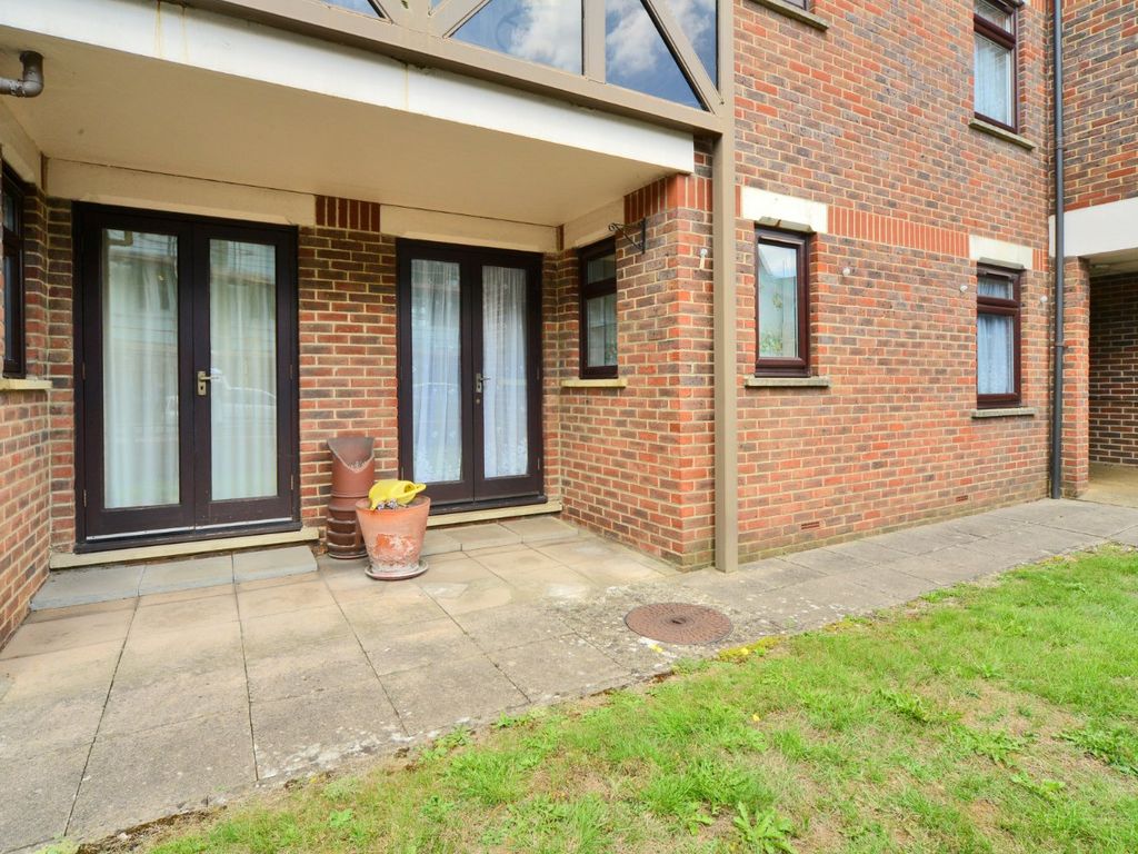 1 bed flat for sale in Station Road, Sutton SM2, £105,000