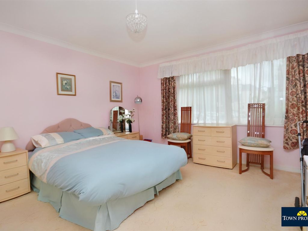 3 bed flat for sale in Trinity Trees, Eastbourne BN21, £260,000