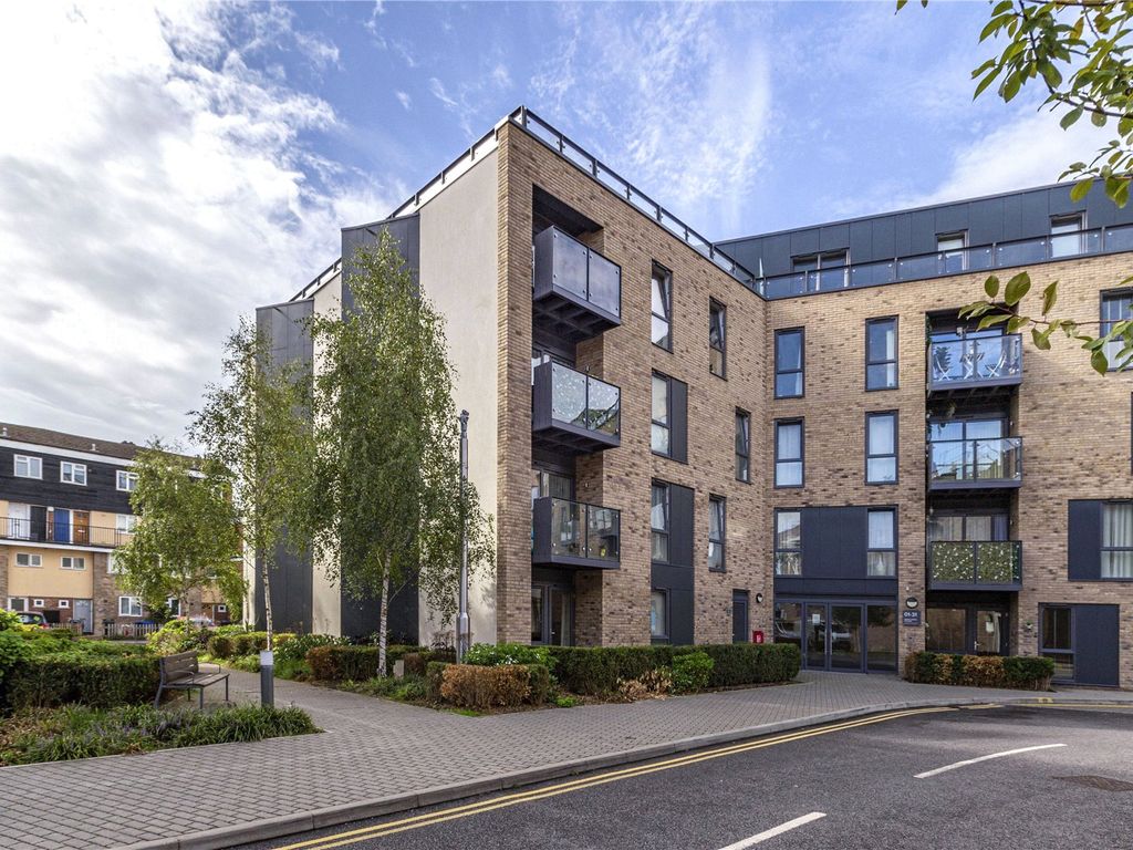 2 bed flat for sale in Addlestone, Surrey KT15, £290,000