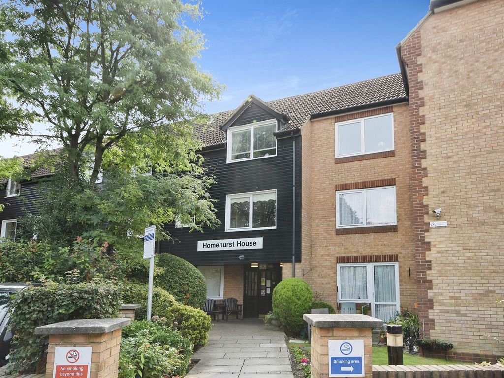 1 bed flat for sale in Sawyers Hall Lane, Brentwood CM15, £130,000