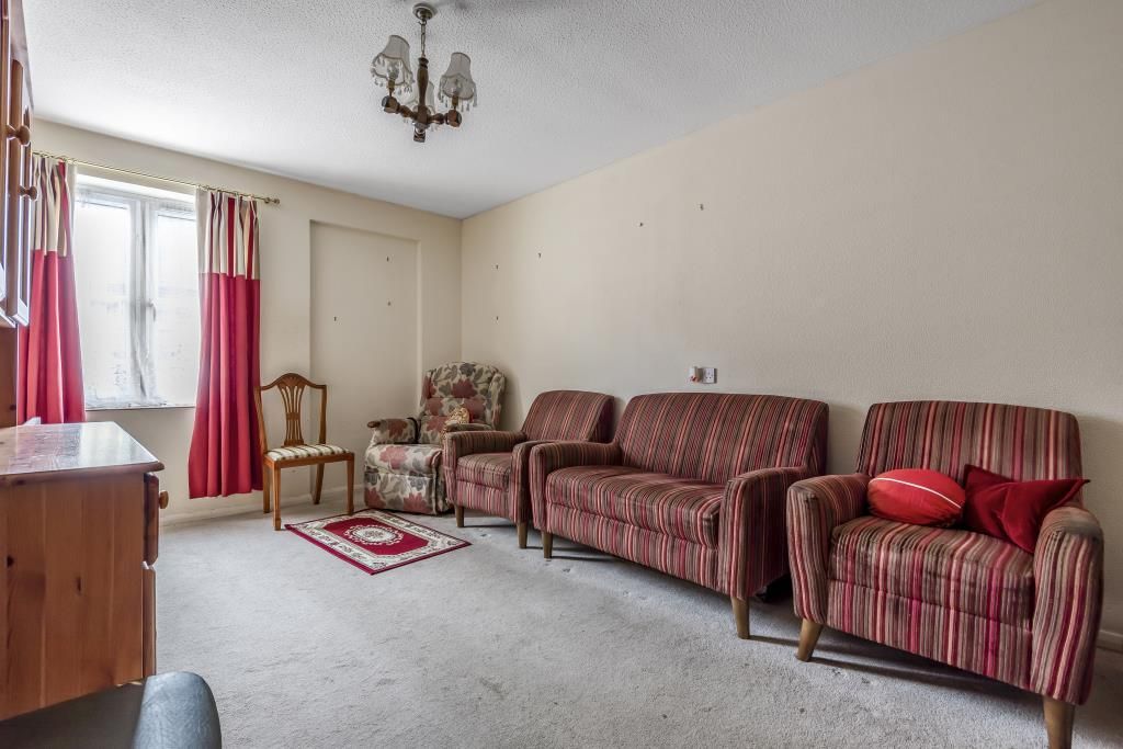 2 bed flat for sale in Chesham, Buckinghamshire HP5, £140,000
