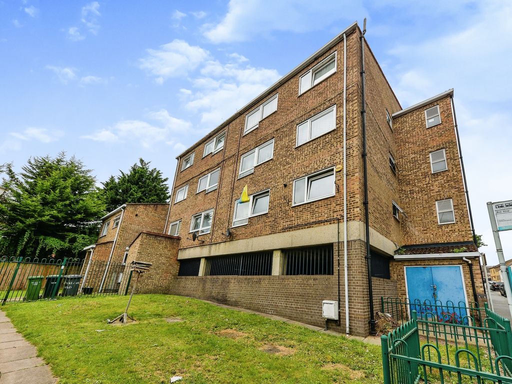 1 bed flat for sale in Dumfries Street, Luton, Bedfordshire LU1, £140,000
