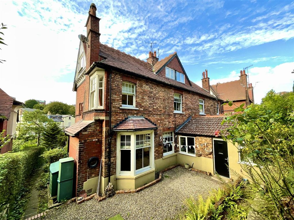 5 bed property for sale in Grosvenor Road, Scarborough YO11, £260,000