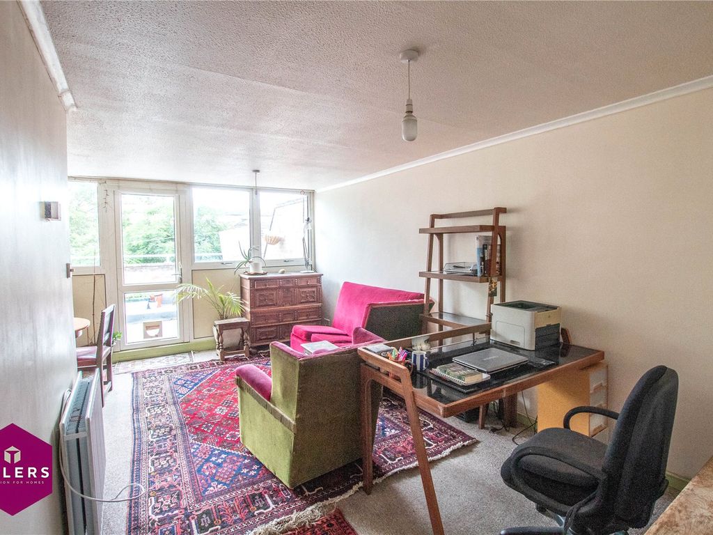 2 bed flat for sale in Histon Road, Cambridge CB4, £240,000