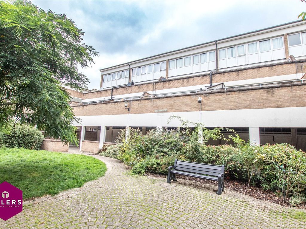 2 bed flat for sale in Histon Road, Cambridge CB4, £240,000