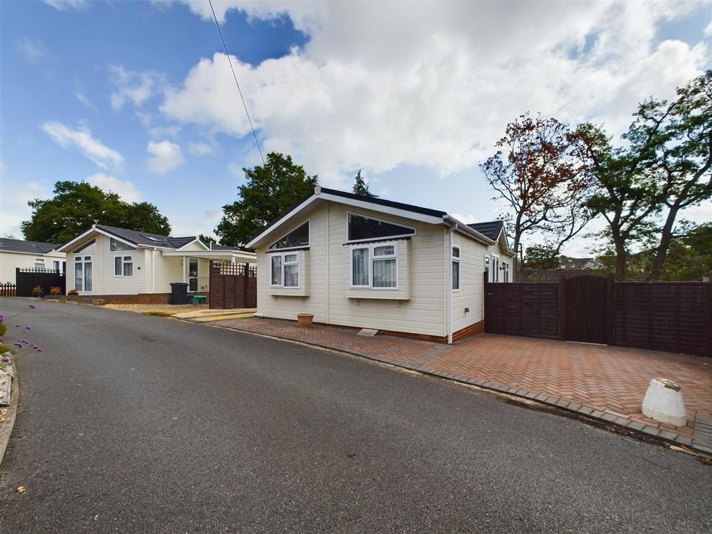 2 bed mobile/park home for sale in Second Avenue, Garston Park, Tilehurst, Reading RG31, £200,000