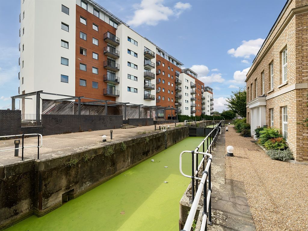 1 bed flat for sale in High Street, Stratford, London E15, £300,000