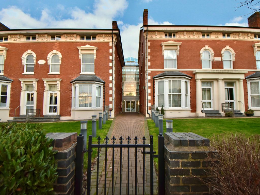 2 bed flat for sale in Rocksborough House, Warwick Road, Solihull B92, £175,000