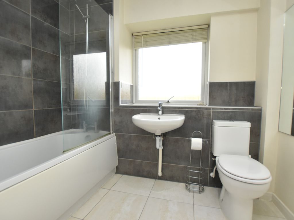 2 bed flat for sale in Rocksborough House, Warwick Road, Solihull B92, £175,000