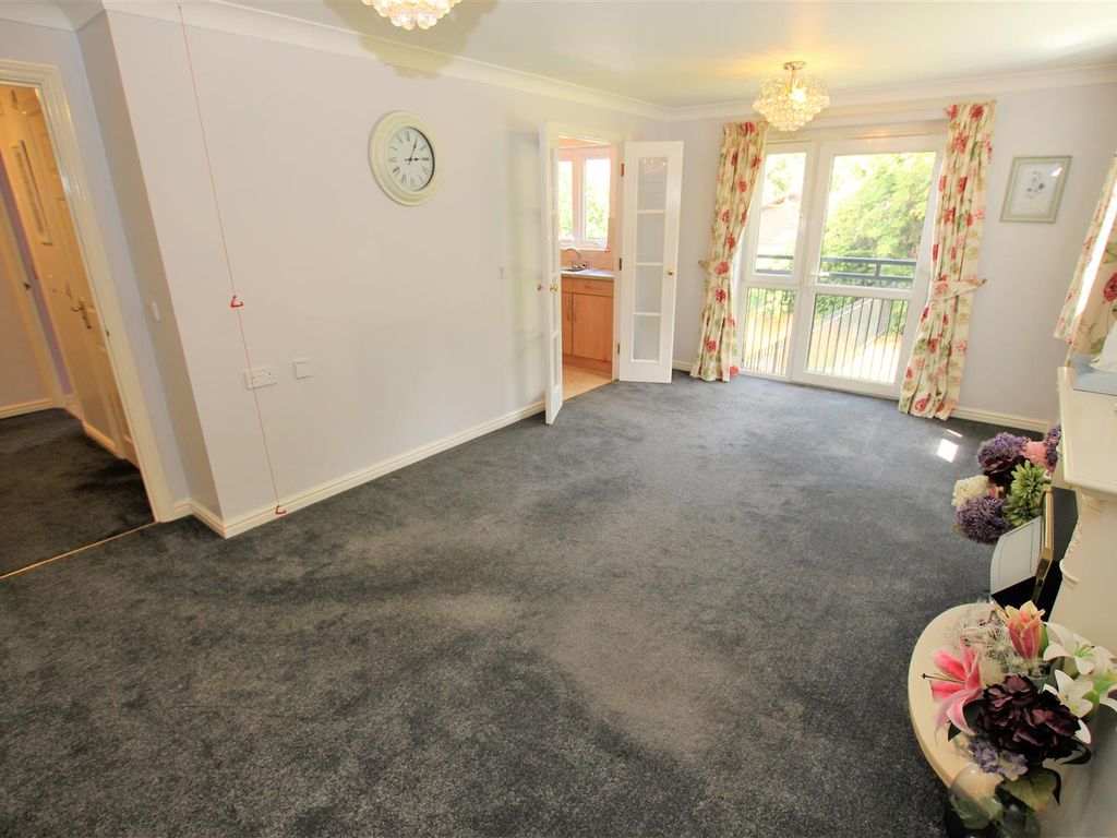 1 bed flat for sale in Sheppard Court, Tilehurst, Reading RG31, £130,000