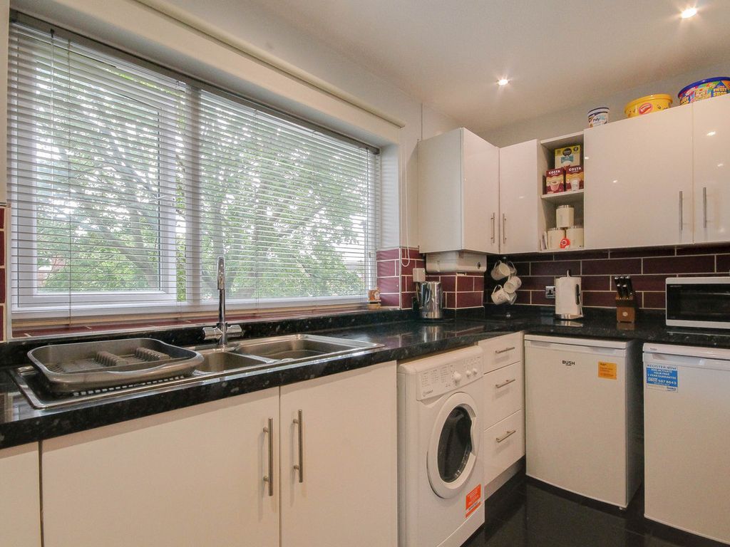 1 bed flat for sale in Merrylands, Basildon SS15, £165,000