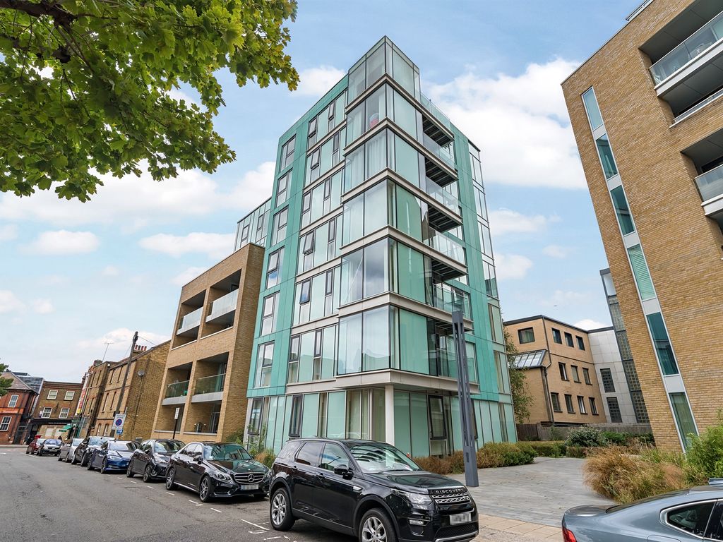 1 bed flat for sale in Broomhill Road, London SW18, £100,000