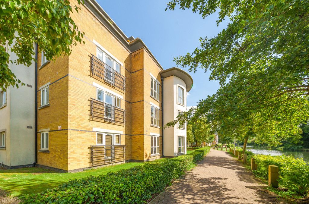 2 bed flat for sale in Ovaltine Drive, Kings Langley, Hertfordshire WD4, £265,000