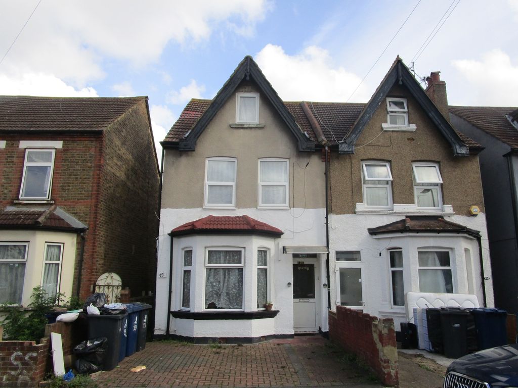2 bed flat for sale in Waltham Road, Southall UB2, £320,000