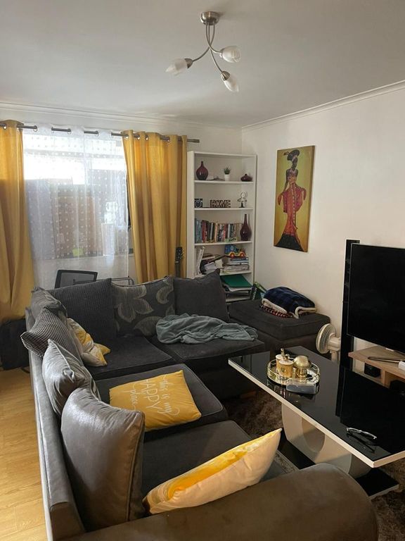 2 bed flat for sale in Gurney Close, Barking IG11, £200,000