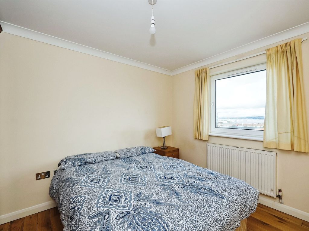 2 bed flat for sale in Queen Street, Portsmouth PO1, £200,000