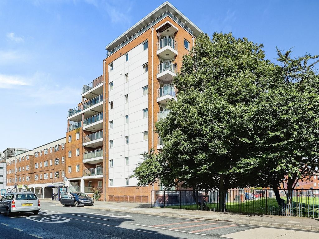 2 bed flat for sale in Queen Street, Portsmouth PO1, £200,000