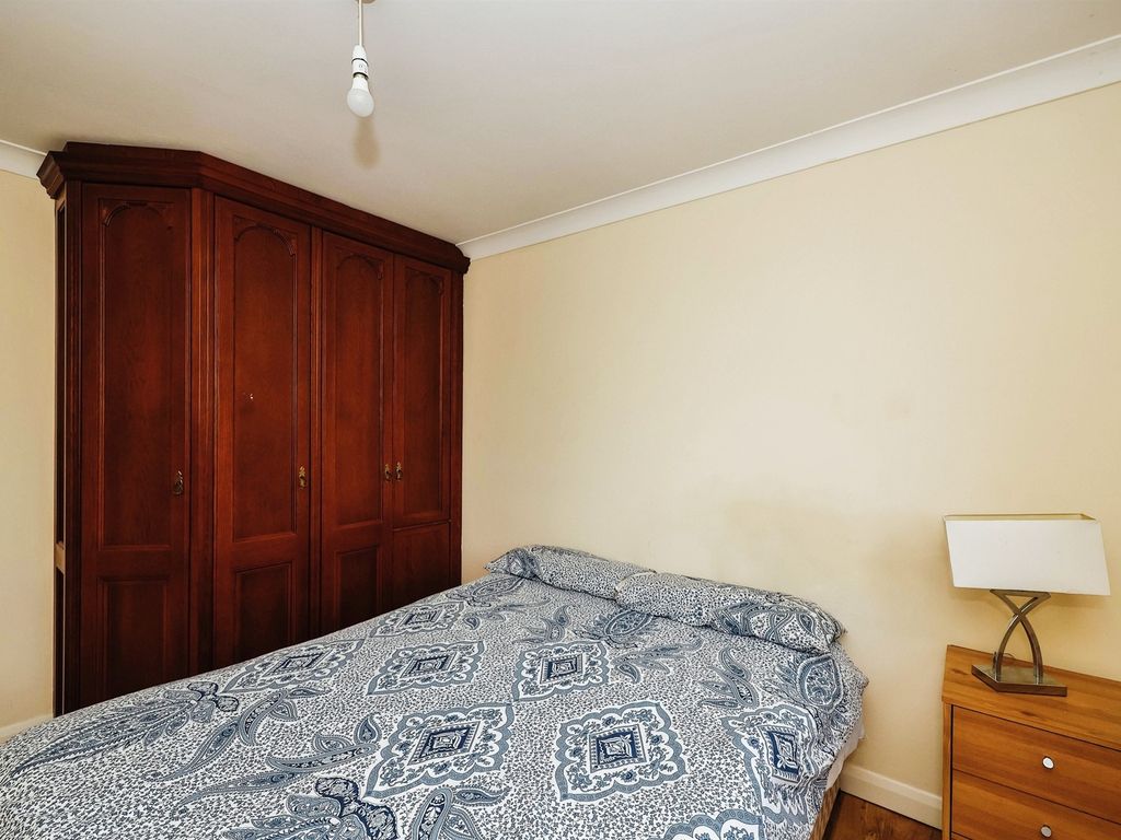 2 bed flat for sale in Queen Street, Portsmouth PO1, £200,000