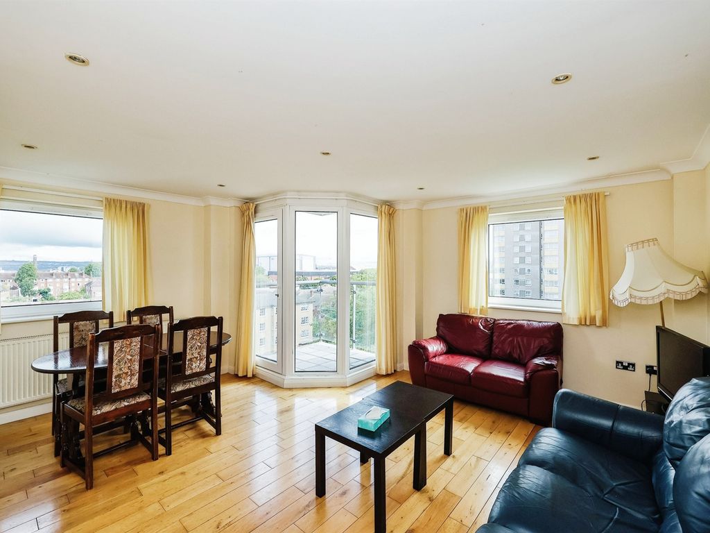 2 bed flat for sale in Queen Street, Portsmouth PO1, £200,000
