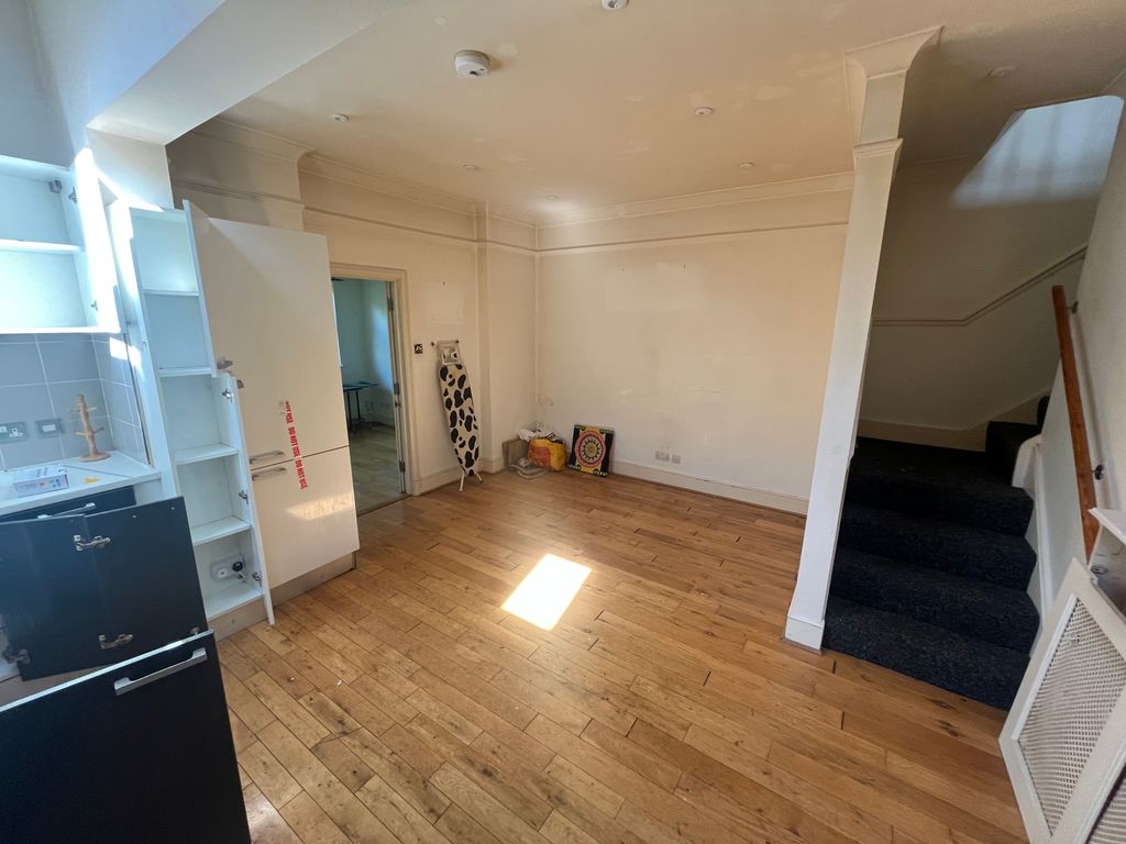 1 bed flat for sale in Station Road, London E4, £275,000