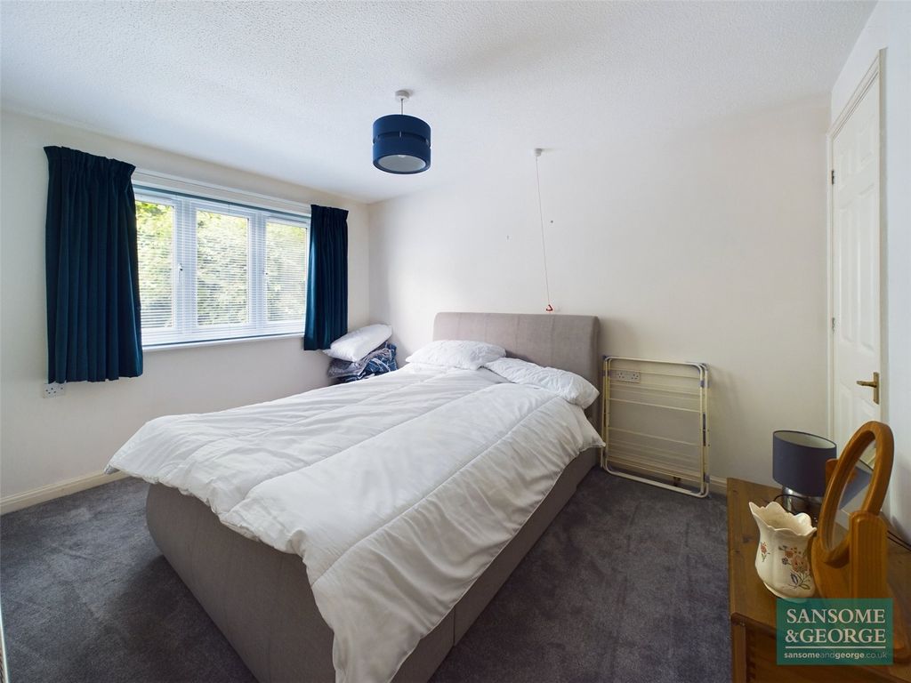 2 bed flat for sale in Garrett Close, Kingsclere, Newbury, Hampshire RG20, £175,000