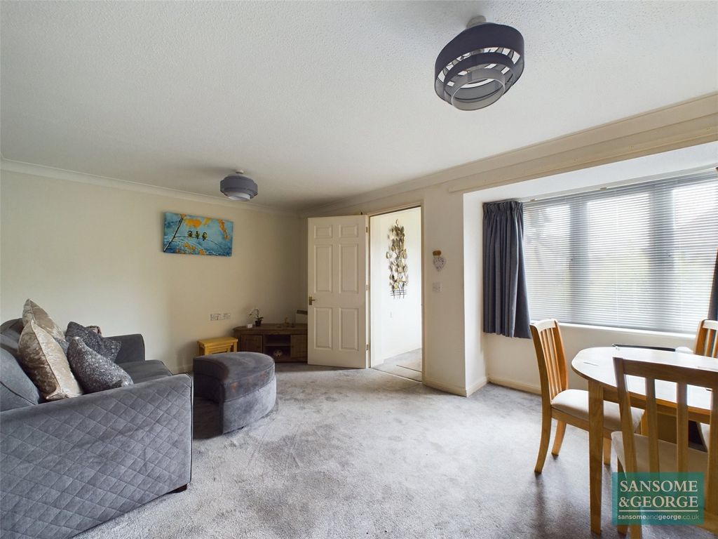 2 bed flat for sale in Garrett Close, Kingsclere, Newbury, Hampshire RG20, £175,000