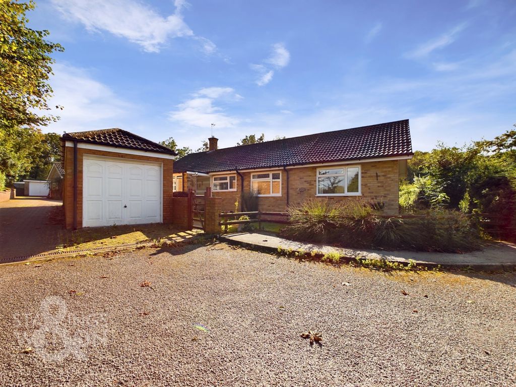 3 bed detached bungalow for sale in St. Marys Close, Flixton, Bungay NR35, £335,000