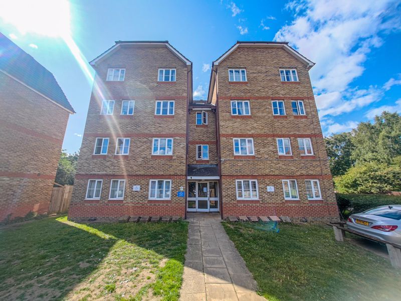 1 bed flat for sale in Woburn Close, London SE28, £180,000