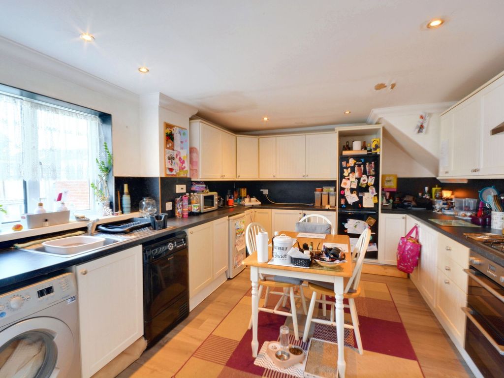 4 bed end terrace house for sale in Kilndown Close, Ashford TN23, £230,000