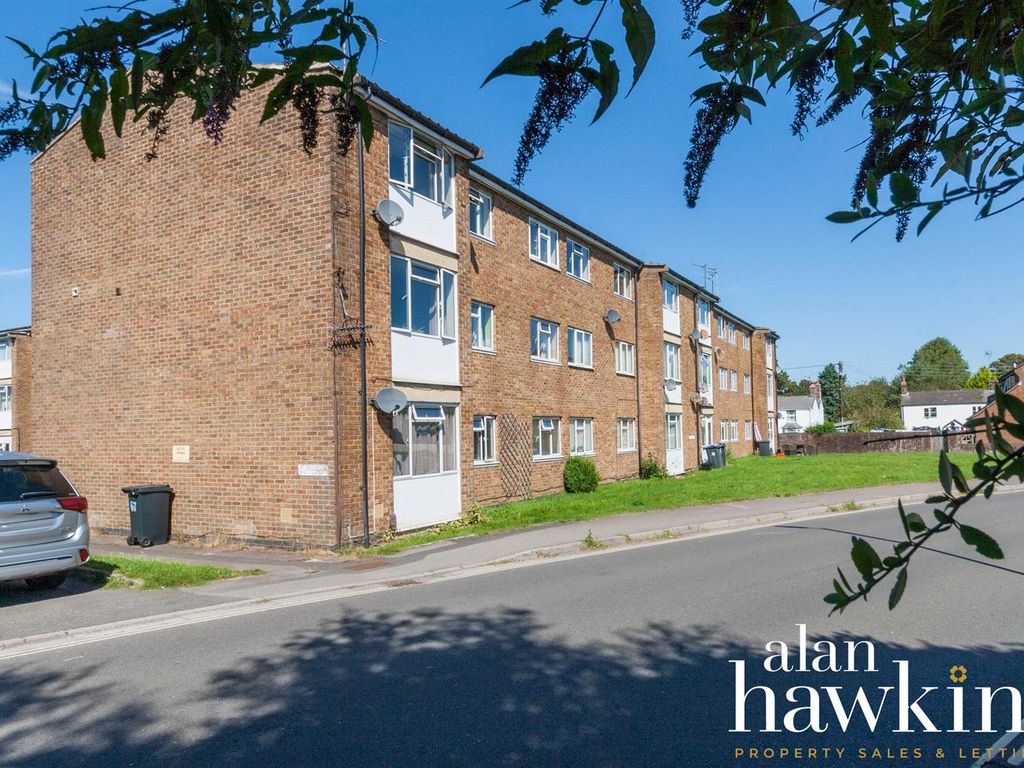 2 bed flat for sale in The Lawns, Royal Wootton Bassett, Swindon SN4, £147,500