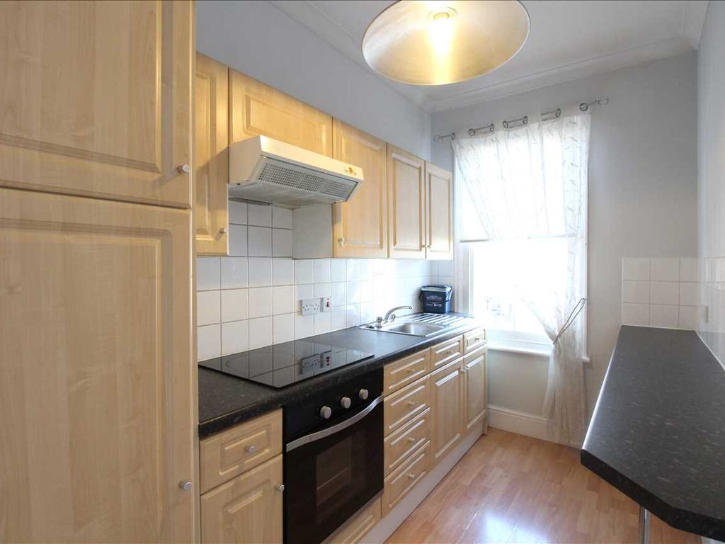 2 bed flat for sale in Lymington Avenue, Leigh On Sea, Essex SS9, £260,000