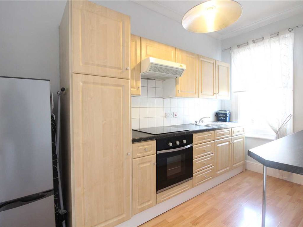 2 bed flat for sale in Lymington Avenue, Leigh On Sea, Essex SS9, £260,000