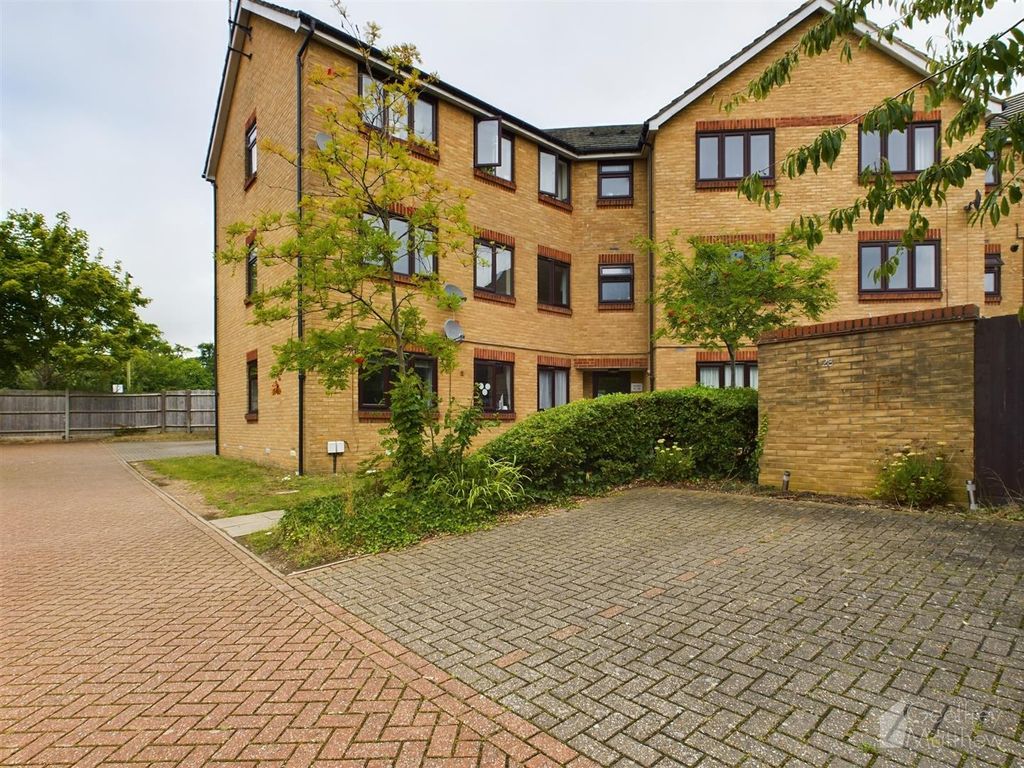 2 bed flat for sale in Turnors, Harlow CM20, £215,000