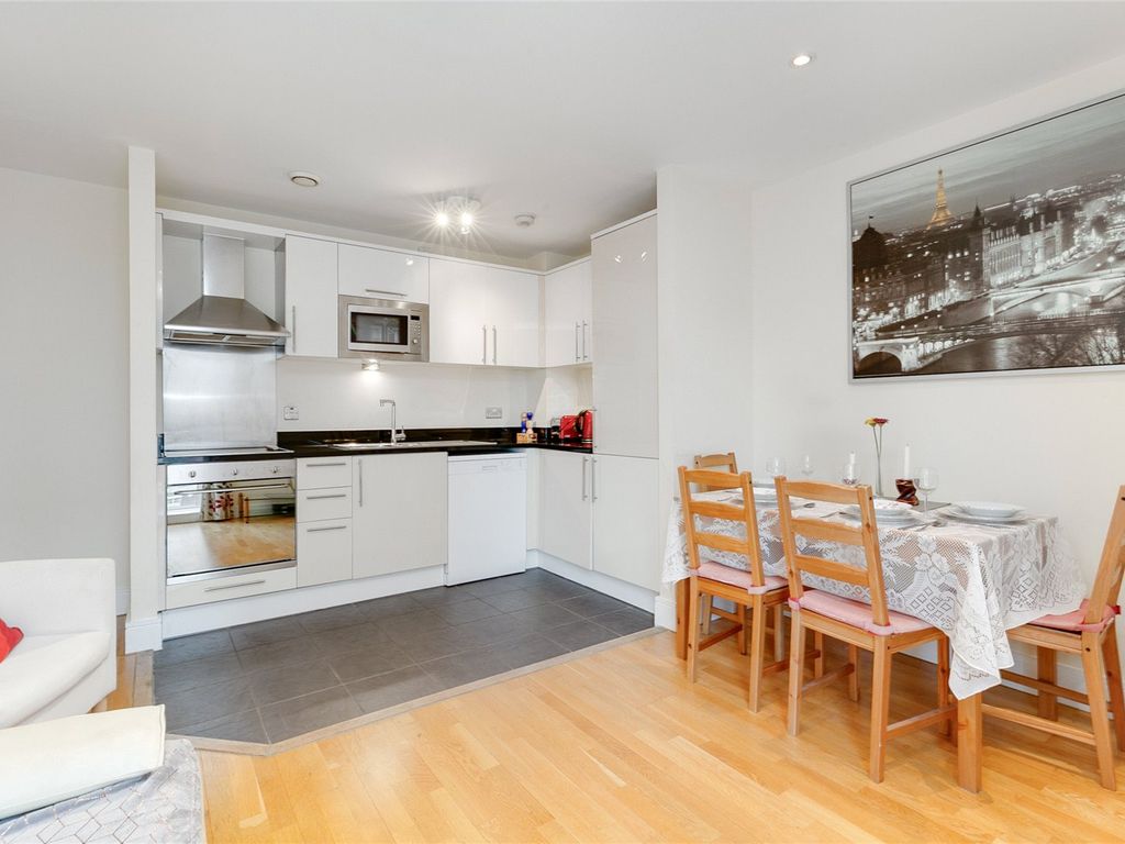 1 bed flat for sale in Prestons Road, London E14, £300,000