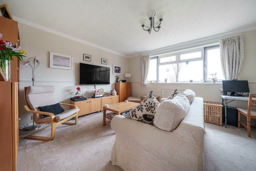 2 bed flat for sale in Gayhurst Road, High Wycombe HP13, £202,000