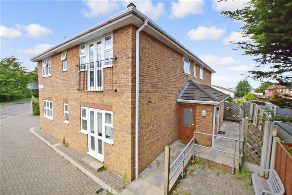 2 bed flat for sale in Hodgson Way, Wickford, Essex SS11, £225,000