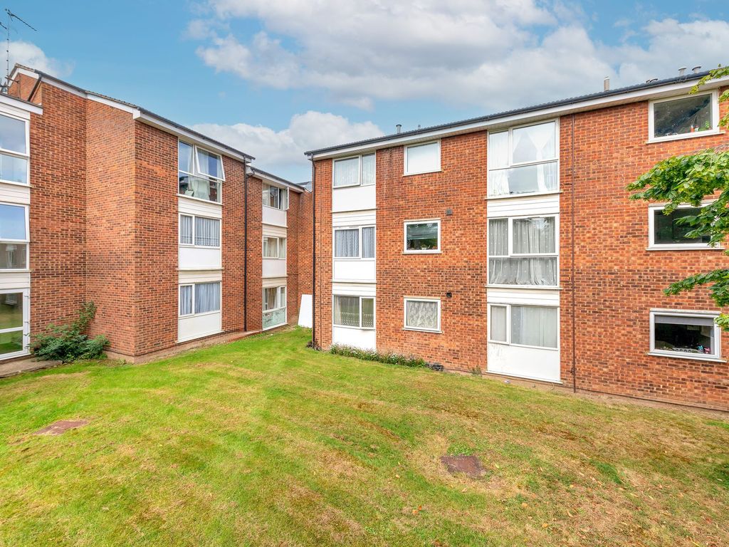 2 bed flat for sale in Scott Close, Royston SG8, £185,000
