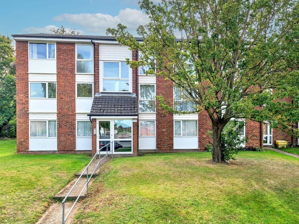 2 bed flat for sale in Scott Close, Royston SG8, £185,000
