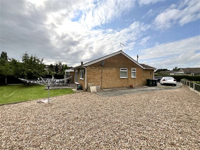 3 bed bungalow for sale in Glaisdale Close, Dinnington, Sheffield S25, £220,000