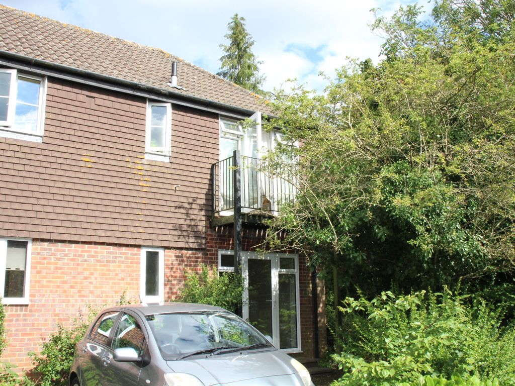 1 bed flat for sale in Freemans Close, Hungerford RG17, £135,000