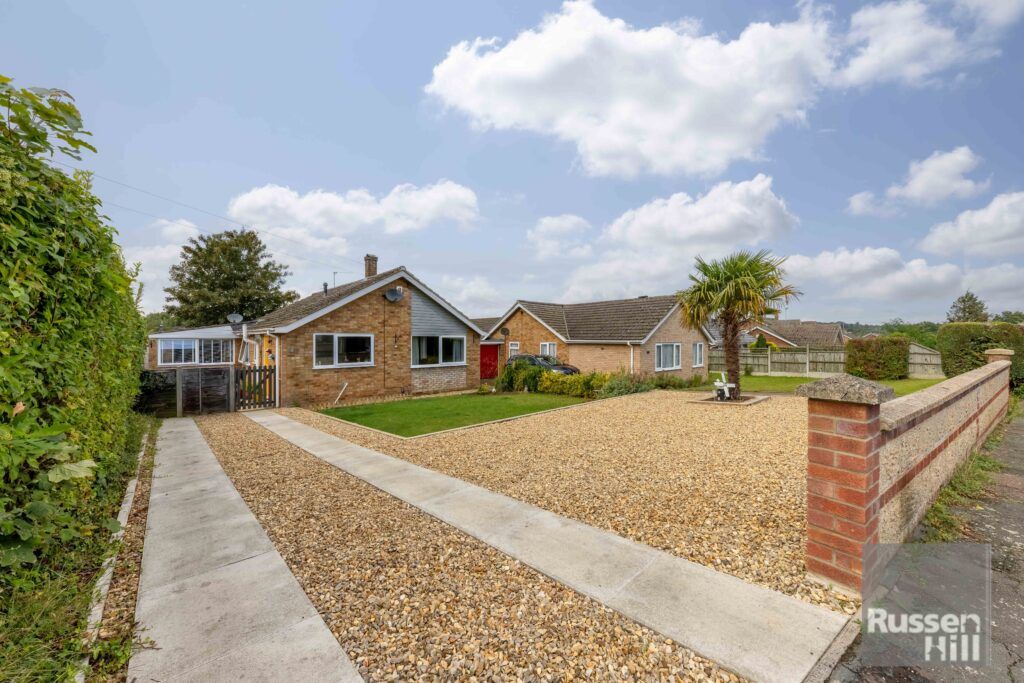 3 bed detached bungalow for sale in Woodhill Rise, New Costessey, Norwich NR5, £325,000