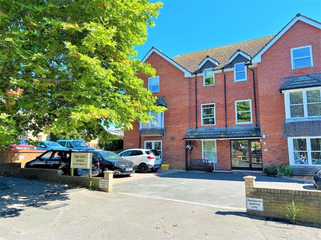 1 bed flat for sale in Grosvenor Road, Weymouth DT4, £100,000